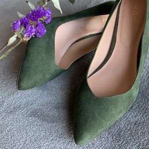 Green pointy toe heel